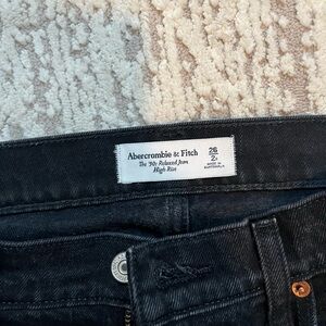 Abercrombie High Rise The 90s Relaxed Black Jean Size 26